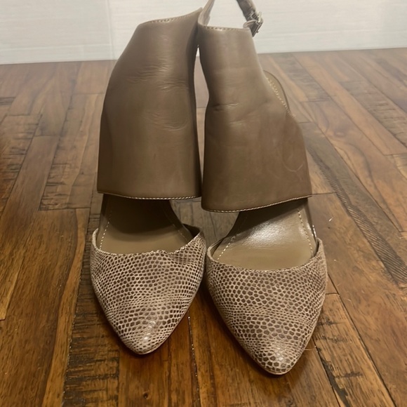 BCBG heels pointy closed toe snake embossed Leather Chase brown color size  8 - Picture 2 of 12